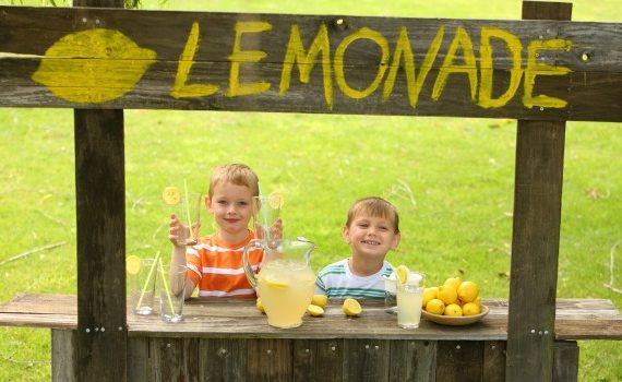 Kids doing a lemonade stand