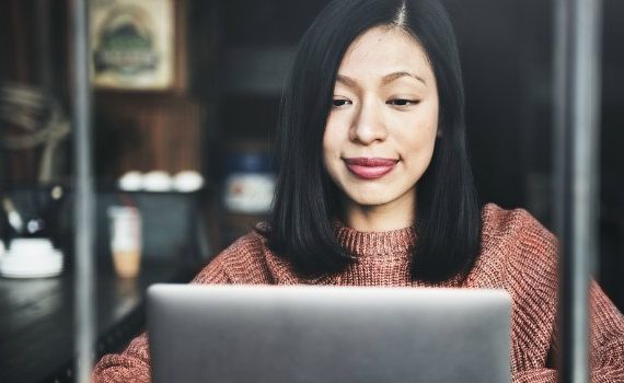 Woman setting goals on her laptop.