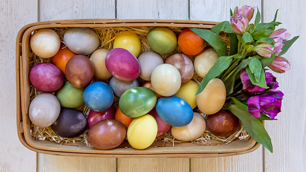 Dye eggs the natural way